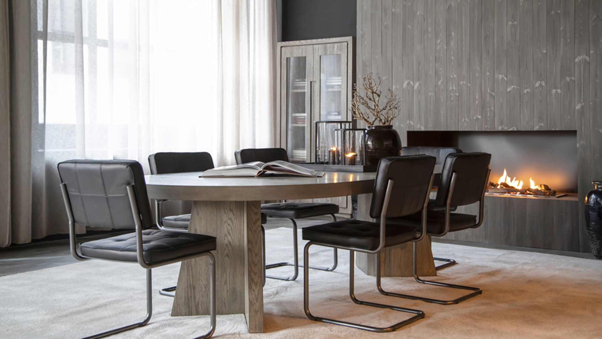 Carlos stol svart läder