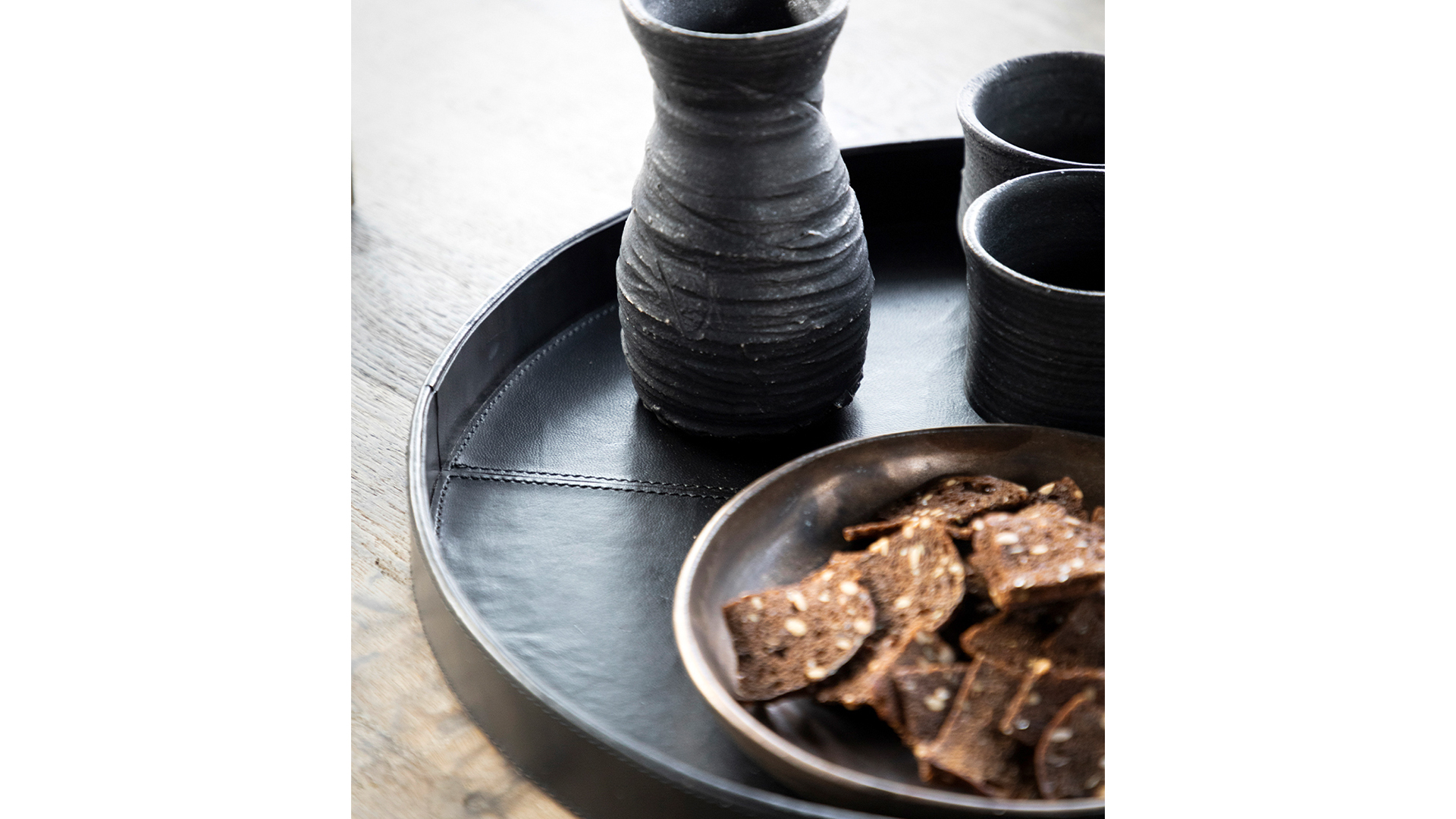 Mendoza rund bricka svart läder