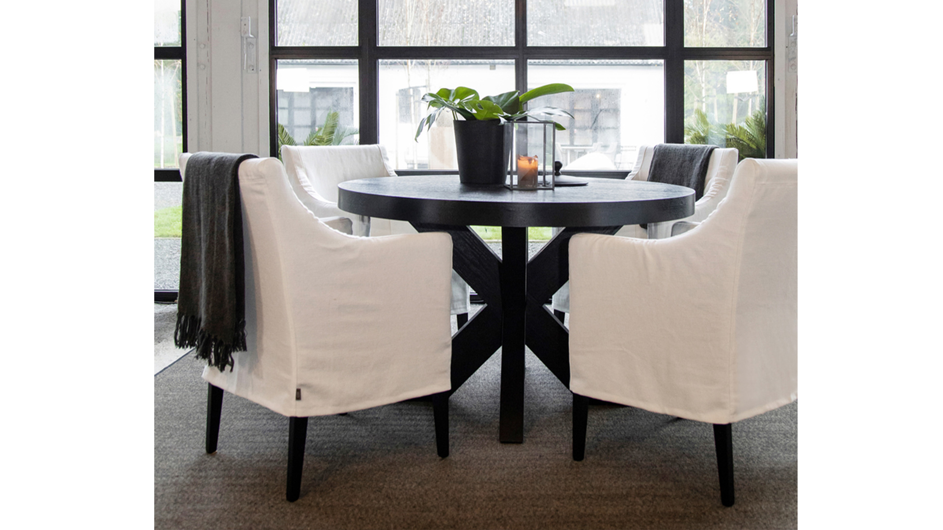 Hunter runt matbord svart 130cm