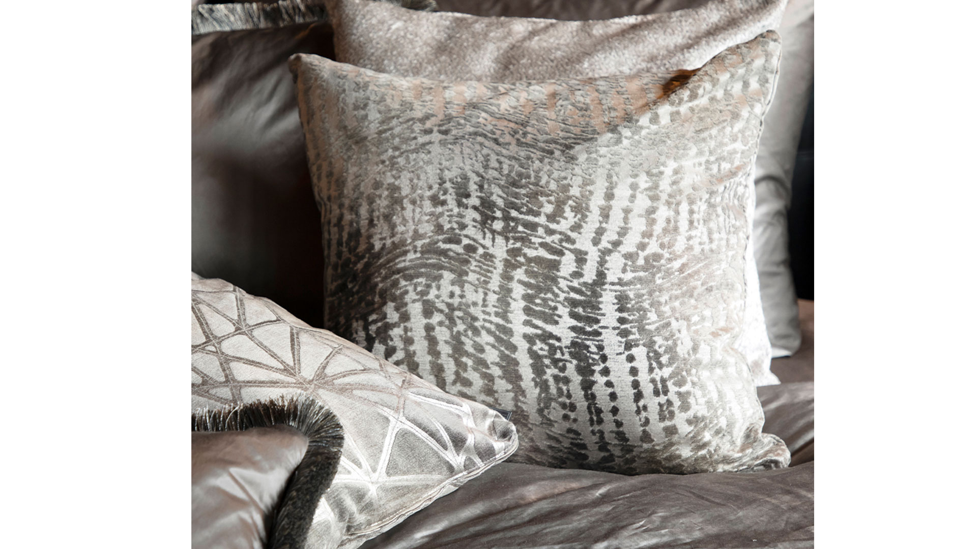 Isola Leo kuddfodral taupe 60x60cm