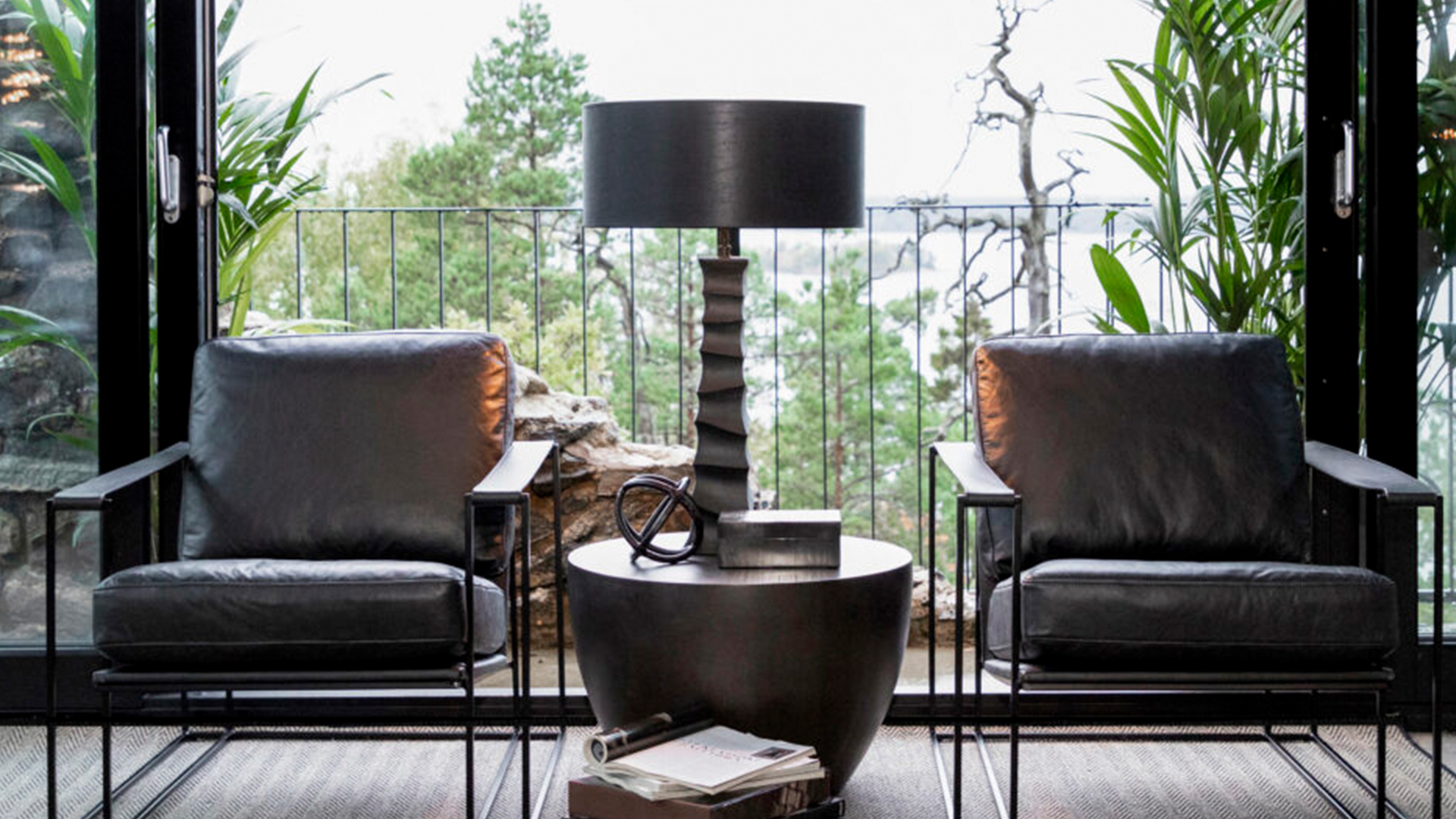 AW82-60001-39_2 Cylinder lampskärm leather black large