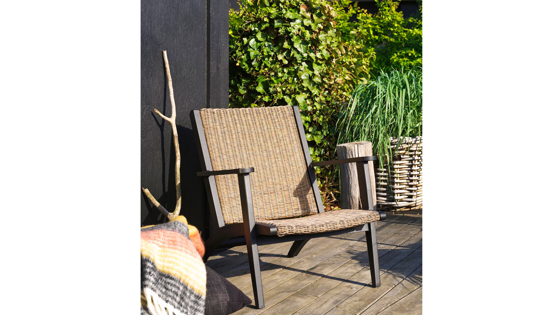 BR-2249-80-65_5 Kira loungefåtölj svart/konstrotting