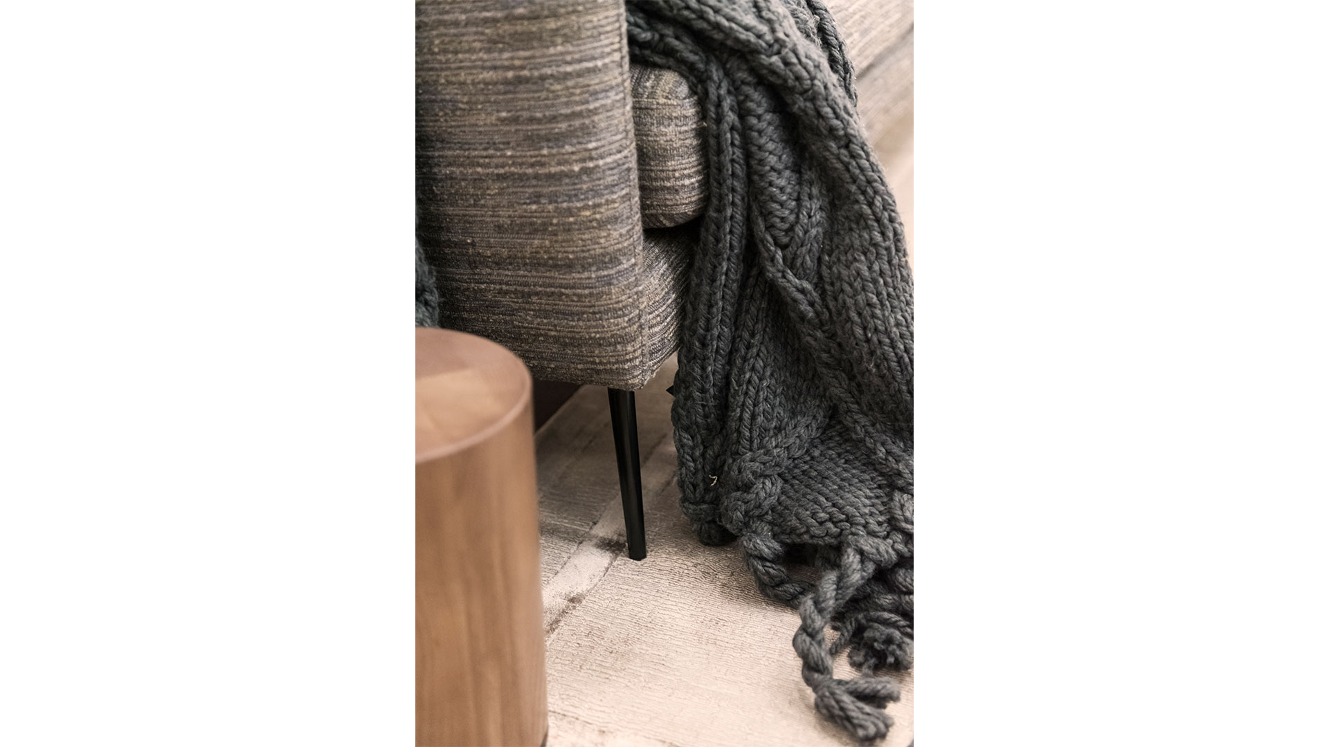 Alizee soffa 3-sits tyg Rustica Ardesia/svarta ben