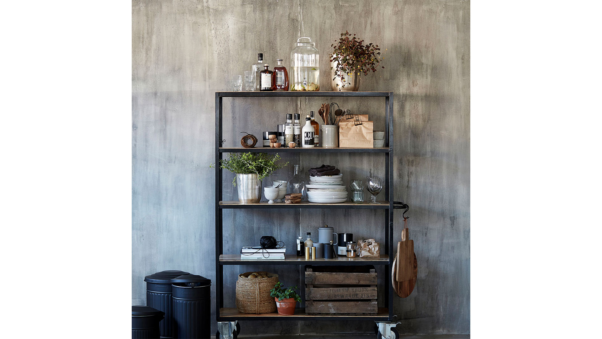 Reol hög hylla trä järn