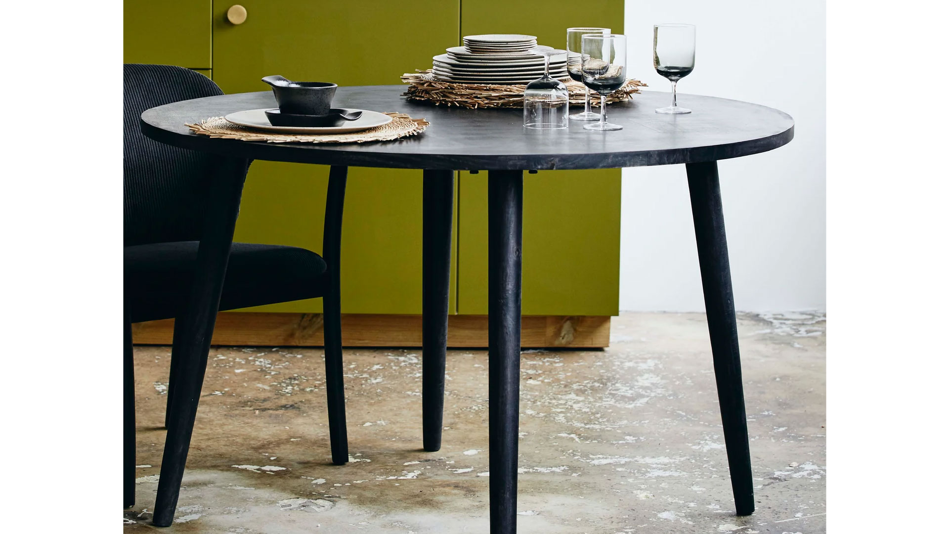 Hau runt matbord svart