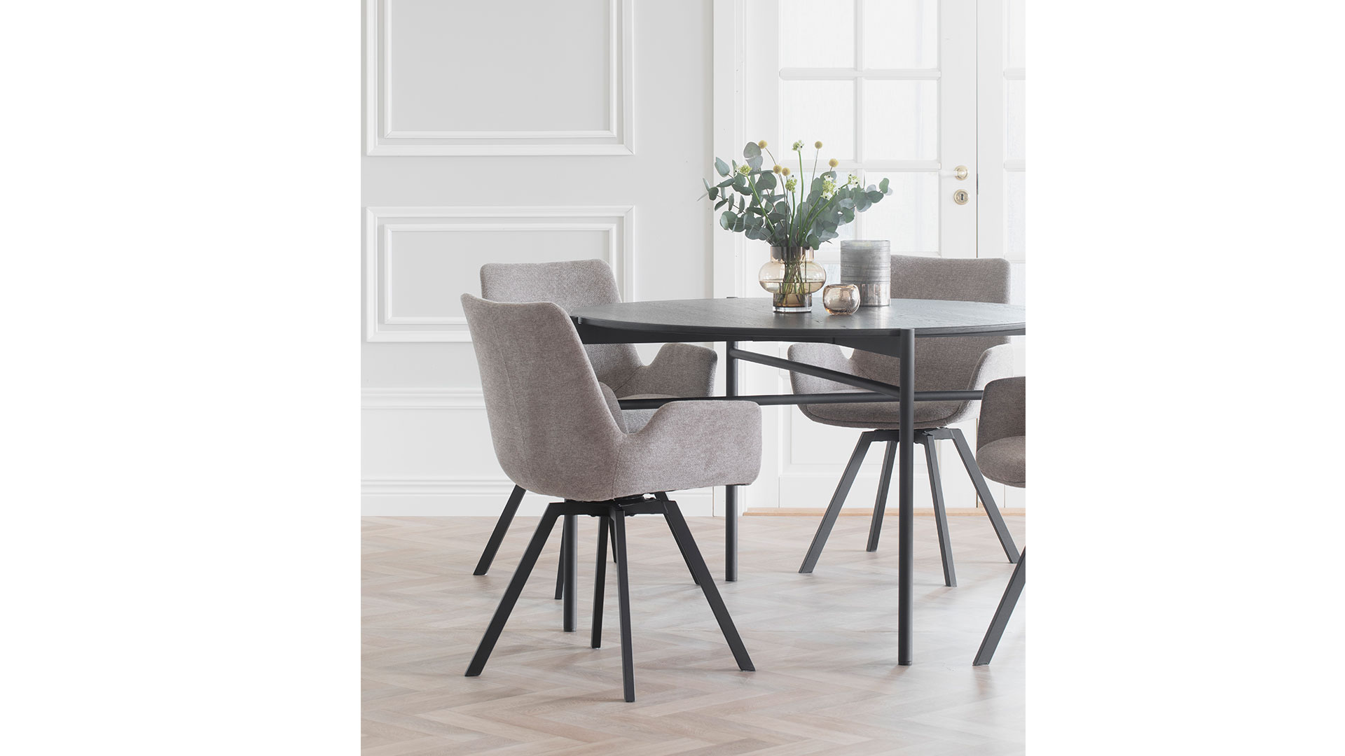 ROW-110531_2 Norwell karmstol med snurr beige/svart