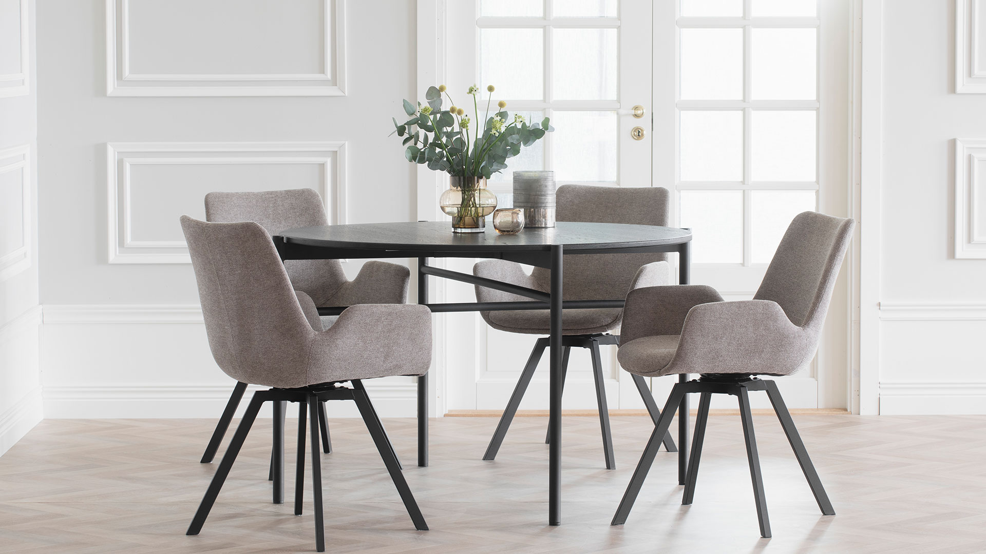 ROW-110531_4 Norwell karmstol med snurr beige/svart