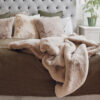 Fluffy pläd fuskpäls beige