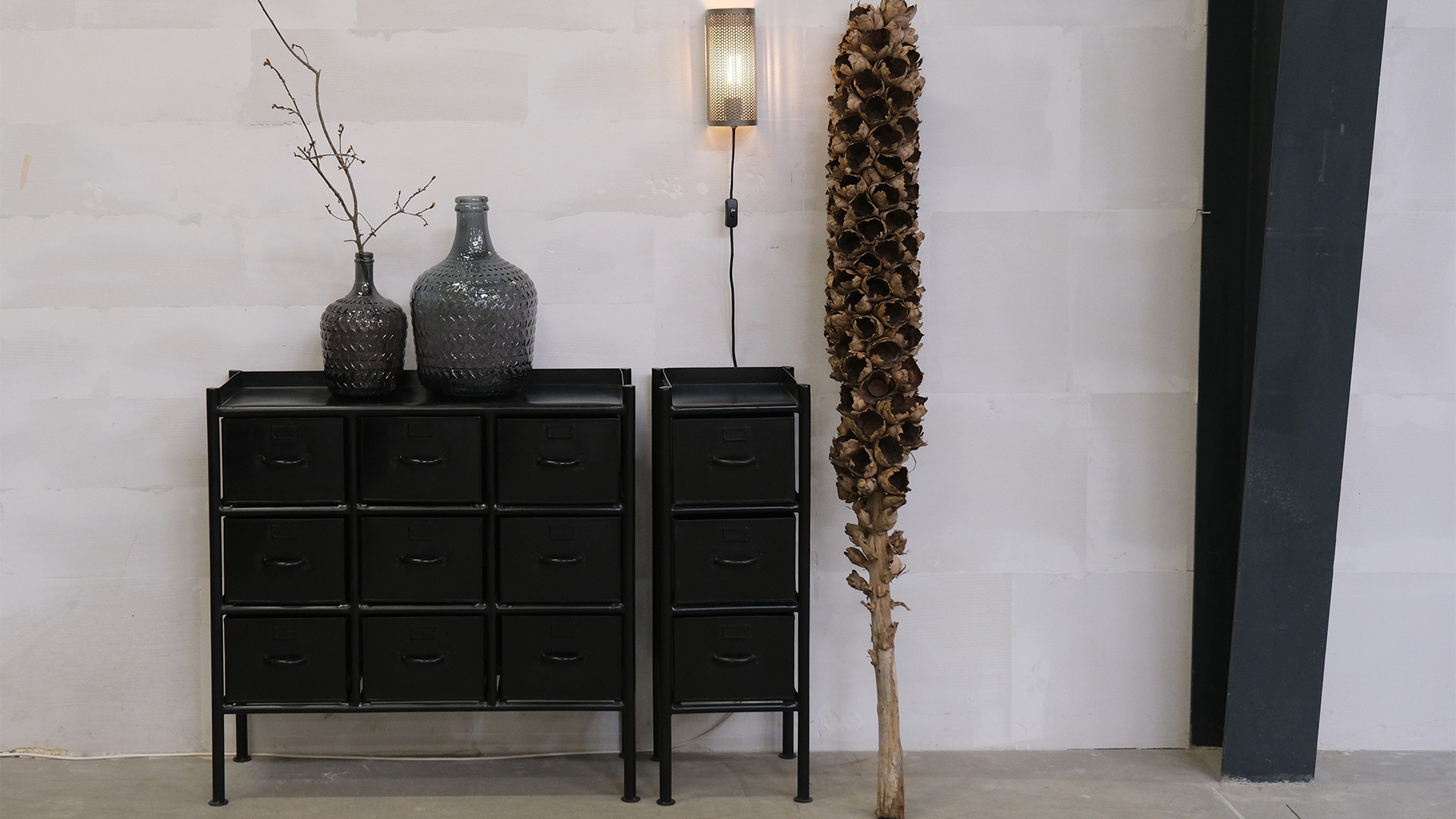 Saga byrå svart järn 3 lådor